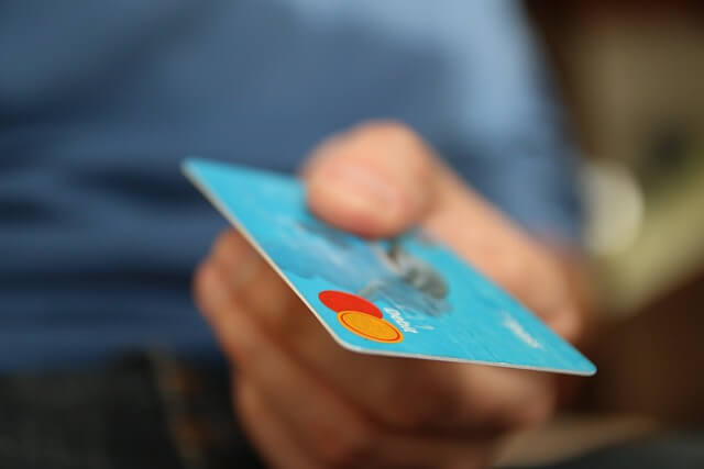 כמה עולות אטרקציות לאירועים- איש מחזיק כרטיס אשראי